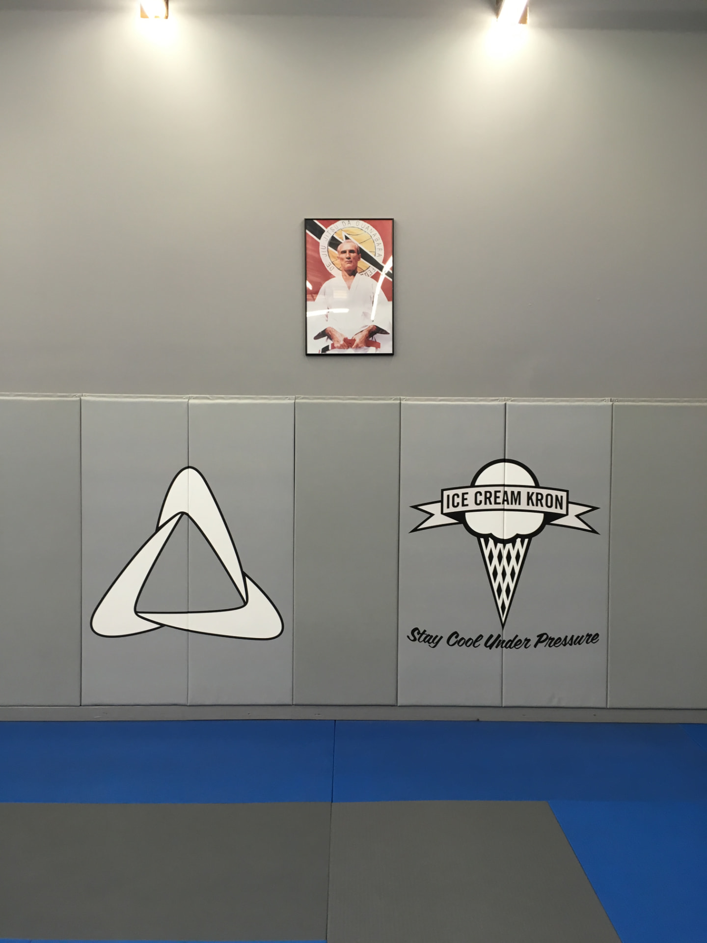 Memorijalni portret Hélio Gracie u Rickson i Kron Gracie akademiji